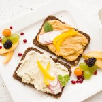 Colazione leggera con cappuccino e toast