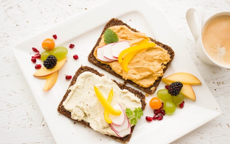 Colazione leggera con cappuccino e toast