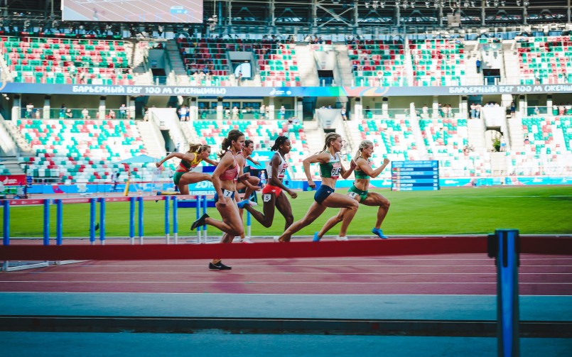 Gara di donne runner su pista da corsa