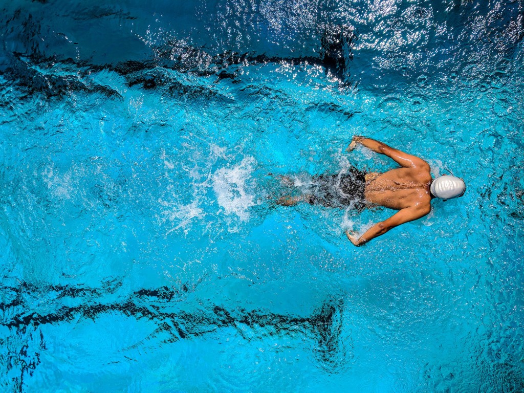 Nuotatore in piscina con veduta dall'alto